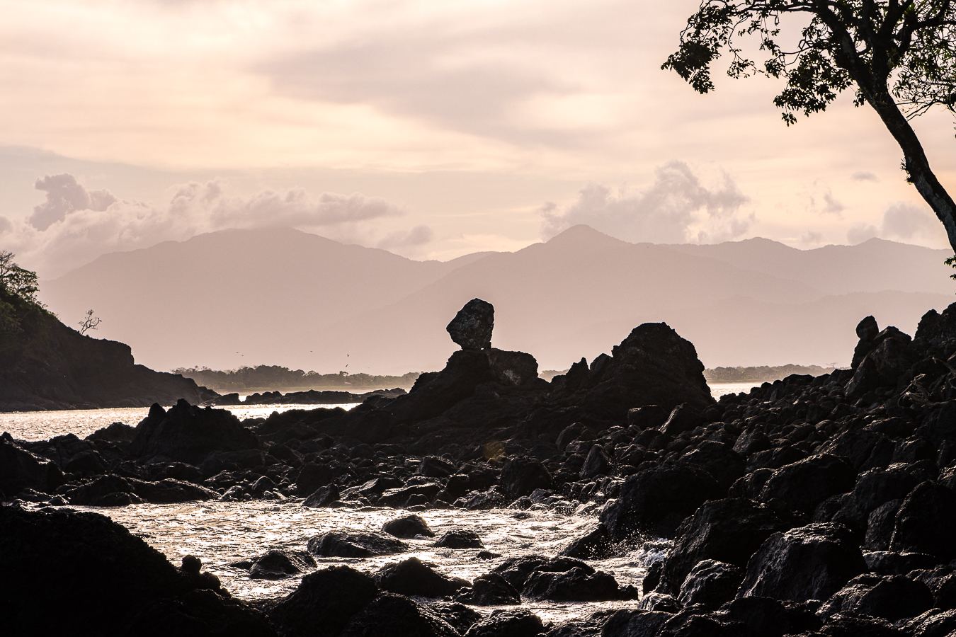 Segundo atardecer en Isla Selaví con nubes y reflejos